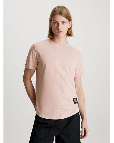 Calvin Klein T-Shirt BADGE TURN UP SLEEVE mit Logopatch - Natur