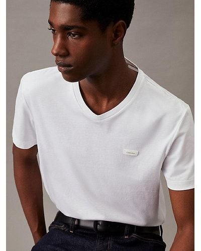 Calvin Klein T-Shirt mit V-Ausschnitt aus Baumwolle - Weiß