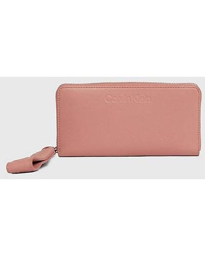Calvin Klein RFID-Portemonnaie mit Rundum-Reißverschluss und Handgelenkriemen - Pink