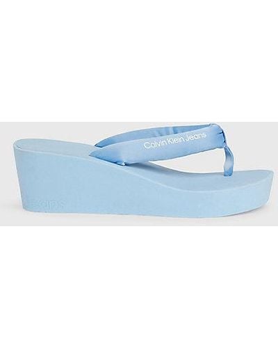 Calvin Klein Plateau-Flip-Flops aus Satin - Blau