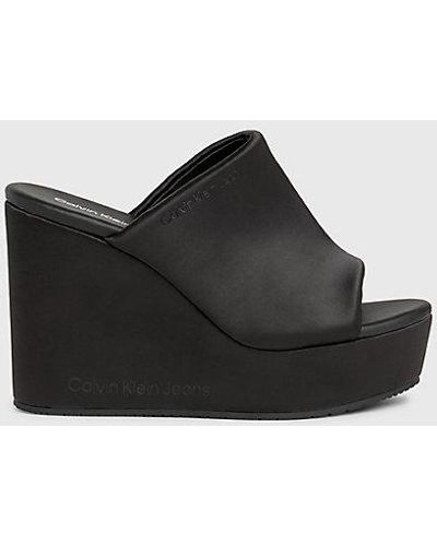 Calvin Klein Sandalias de cuña de satén con plataforma - Negro