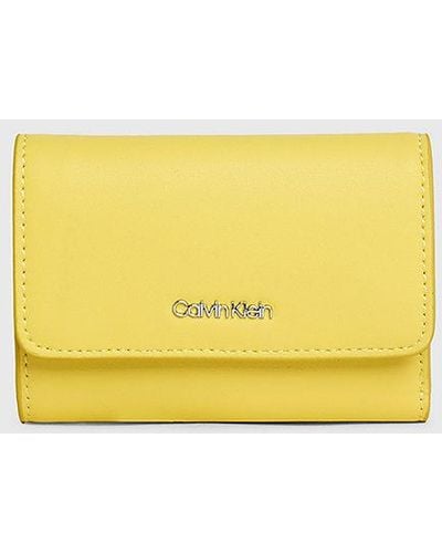 Calvin Klein Kleines dreifach faltbares RFID-Portemonnaie - Gelb