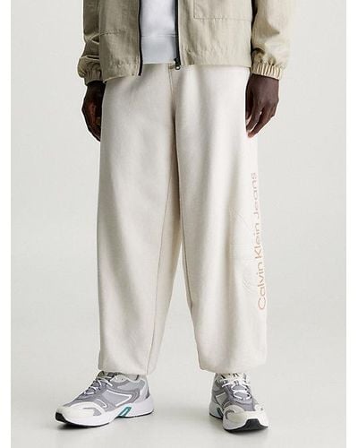 Calvin Klein Monogramm-Jogginghose im Oversized-Look - Weiß