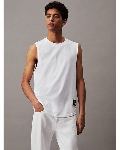Calvin Klein Camiseta de tirantes de algodón con insignia - Blanco