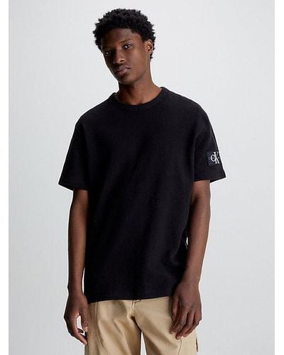 Calvin Klein Badge-T-Shirt aus Baumwolle mit Waffelstruktur - Schwarz