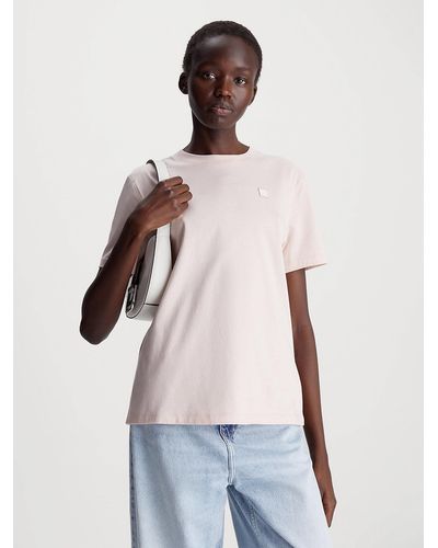 Calvin Klein T-shirt en coton avec insigne - Rose