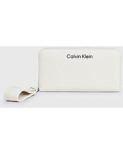 Calvin Klein RFID-Portemonnaie mit Rundum-Reißverschluss und Handgelenkriemen - Natur