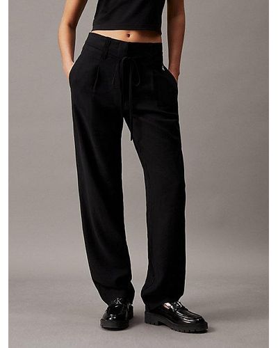 Calvin Klein Pantalones tapered de sarga suave - Negro