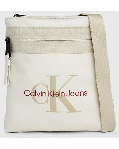 Calvin Klein Flache Crossbody Bag mit Logo - Natur