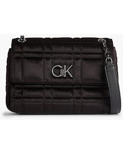 Calvin Klein Wandelbare Samt-Schultertasche aus Recycling-Material - Schwarz