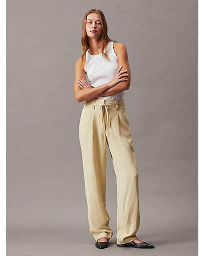 Calvin Klein Pantalones tapered de sarga suave - Neutro
