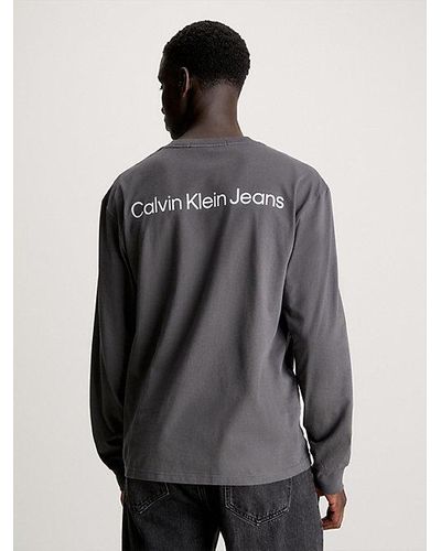 Calvin Klein Camiseta de manga larga con logo en la parte trasera - Gris