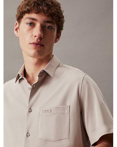 Calvin Klein Camisa de manga corta con bolsillo - Neutro