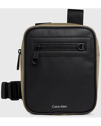 Calvin Klein Kleine wendbare Reporter-Bag - Schwarz