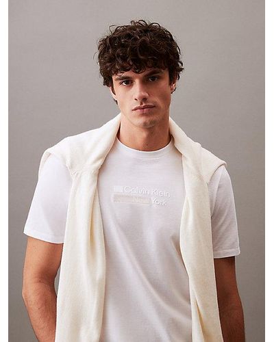 Calvin Klein Gestreiftes Overlay-Logo-T-Shirt - Weiß