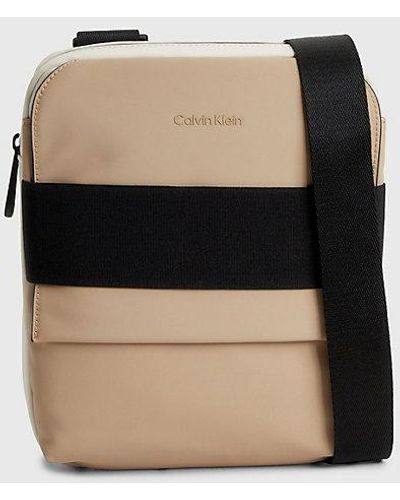 Calvin Klein Wandelbare Crossbody-Reporter-Bag aus Recycling-Material - Mehrfarbig