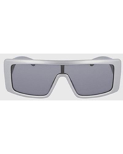 Calvin Klein Gafas de sol escudo CKJ23655S - Gris