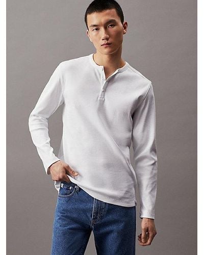 Calvin Klein Geripptes Henley-T-Shirt mit langen Ärmeln - Grau