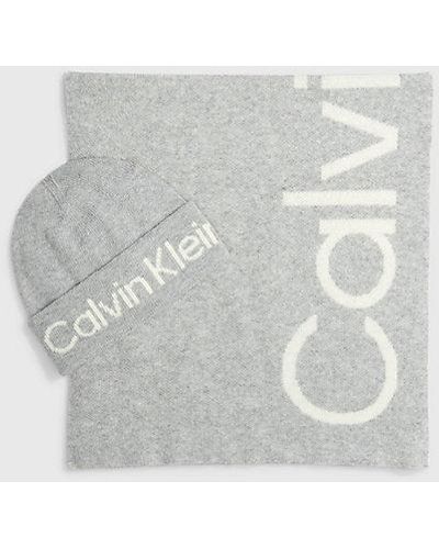 Calvin Klein Set de regalo de bufanda y gorro de punto - Blanco