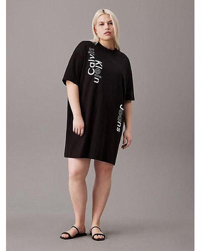 Calvin Klein T-Shirt-Kleid mit Logo in großen Größen - Braun