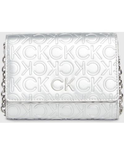 Calvin Klein Sac portefeuille en bandoulière métallisé - Blanc