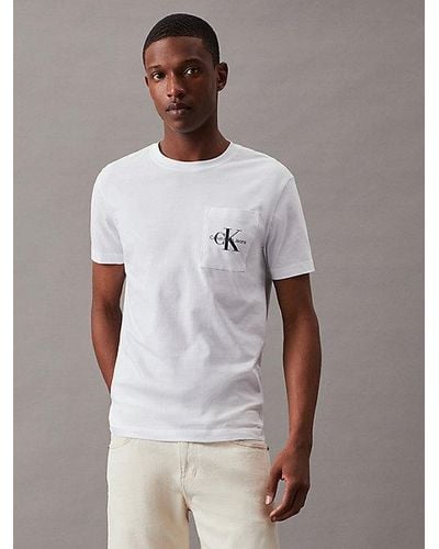 Calvin Klein Camiseta slim con monograma y bolsillo - Blanco