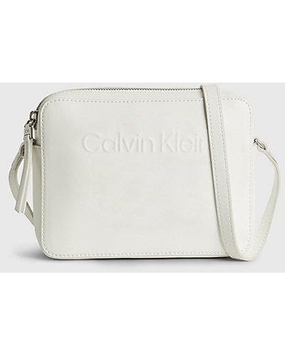 Calvin Klein Crossbody Bag aus recyceltem Material - Weiß