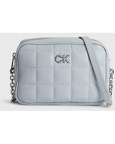 Calvin Klein Crossbody Bag aus recyceltem Steppmaterial - Blau