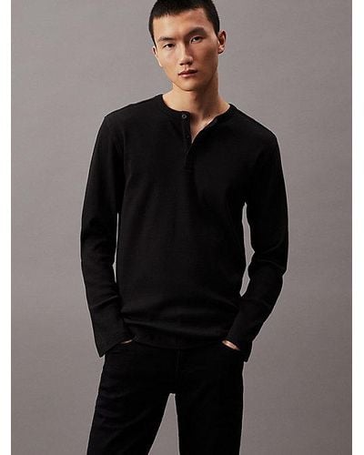 Calvin Klein Geripptes Henley-T-Shirt mit langen Ärmeln - Schwarz