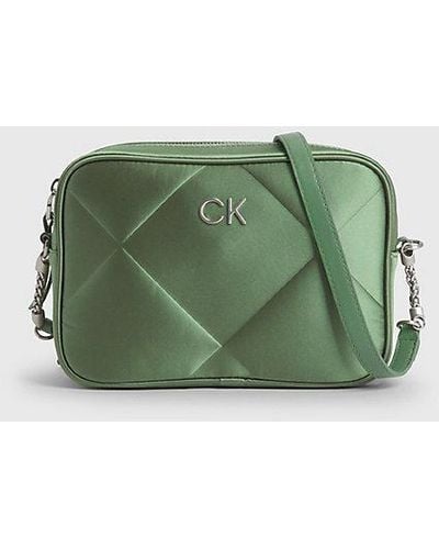 Calvin Klein Bandolera de satén acolchada con solapa - Verde