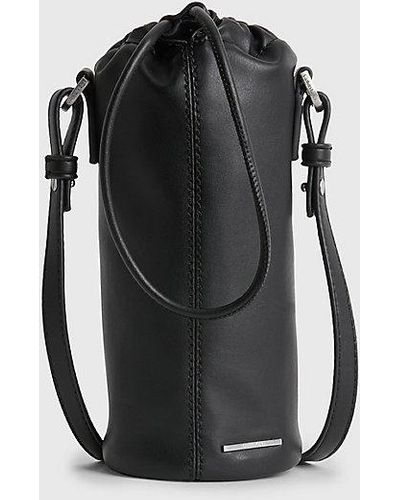 Calvin Klein Crossbody Bottle Bag aus veganem Leder - Schwarz