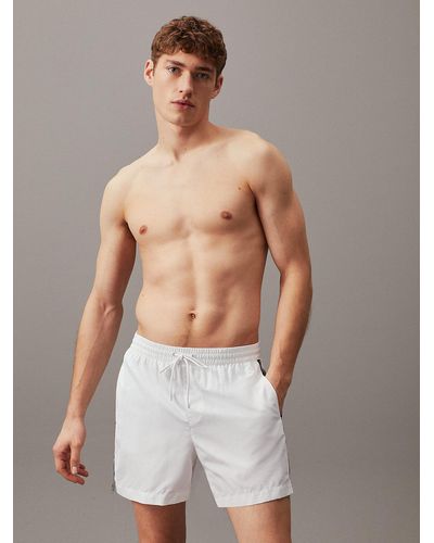 Calvin Klein Short de bain mi-long avec cordon de serrage - Logo Tape - Blanc