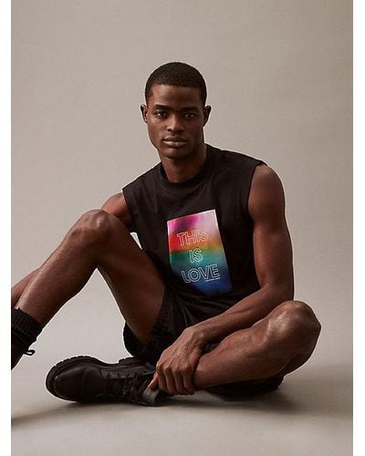 Calvin Klein Unisex Mouwloos T-shirt - Pride - Bruin