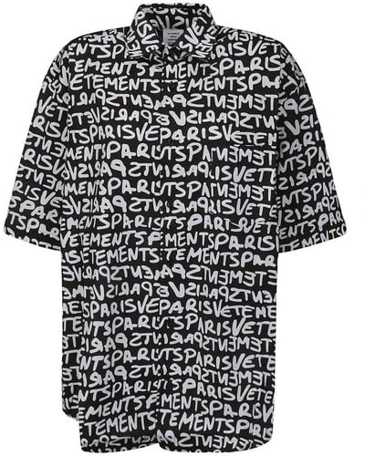 Vetements All-over Logo Printed Short Sleeved Shirt - Black