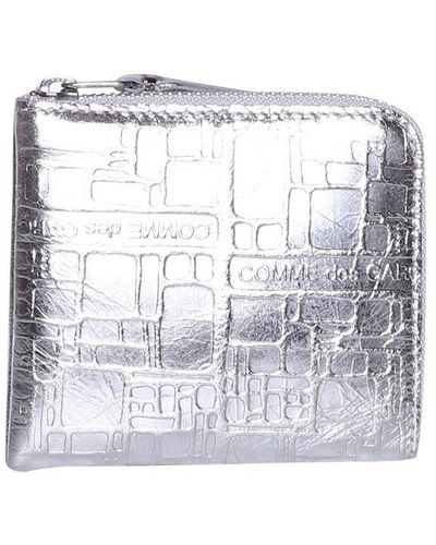 Comme des Garçons Logo Embossed Detail Zipped Wallet - Metallic