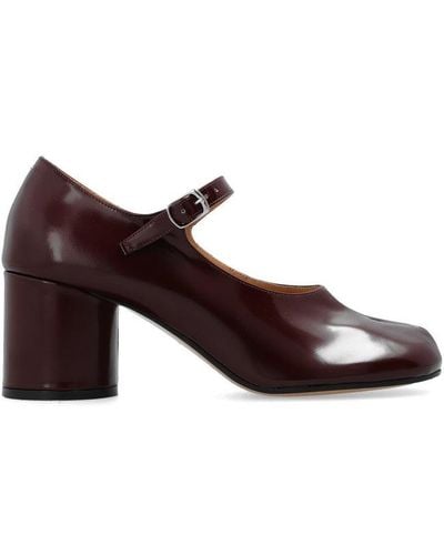 Maison Margiela Tabi Buckle-strap Fastened Mary Jane Court Shoes - Brown