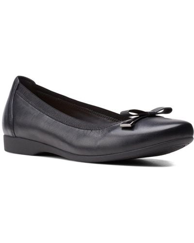 Clarks Un Darcey Bow Wide Fit Court Shoes - Black