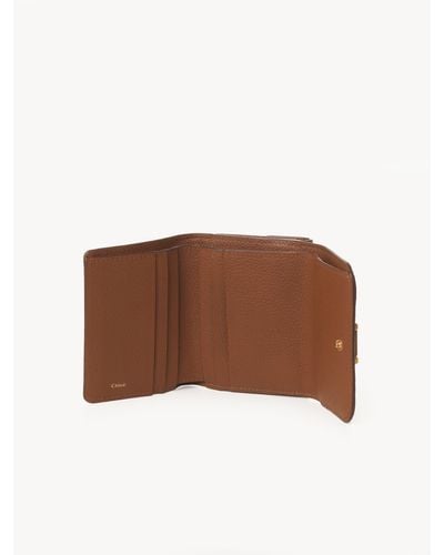 Chloé Small Marcie Tri-fold In Grained Leather - Brown