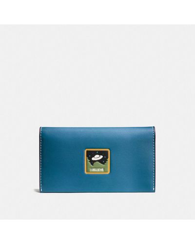 COACH Phone Wallet In Glovetanned Leather With Ufo Believe - Blue