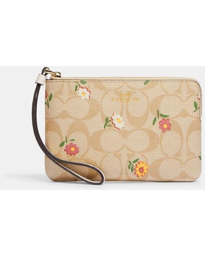 Coach Outlet Corner Zip Wristlet In Signature Canvas With Nostalgic Ditsy Print - Natural