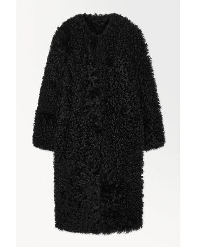 COS The Oversized Reversible Shearling Coat - Black