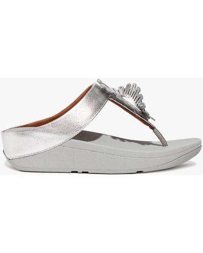 Fitflop Fino Scallop Twist Silver Leather Toe Post Sandals - Metallic