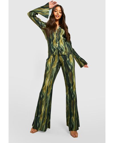 Boohoo Abstract Print Flared Plisse Trousers - Green