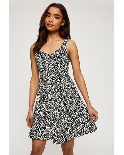 Dorothy Perkins Petite Mono Print Ruched Fit And Flare Dress - White