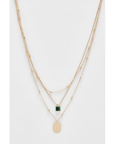 Boohoo Gold Hammered Oval Pendant Necklace - White