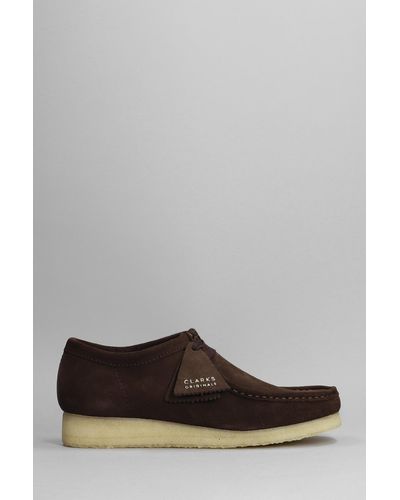 Clarks Wallabee Lace Up Shoes In Brown Suede - Gray
