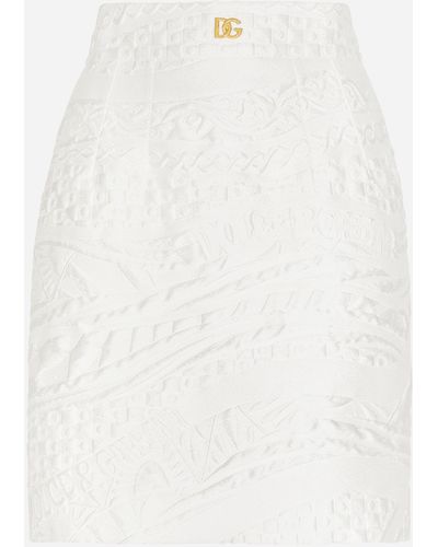 Dolce & Gabbana Kurzer Rock aus Brokat mit DG-Logo - Weiß
