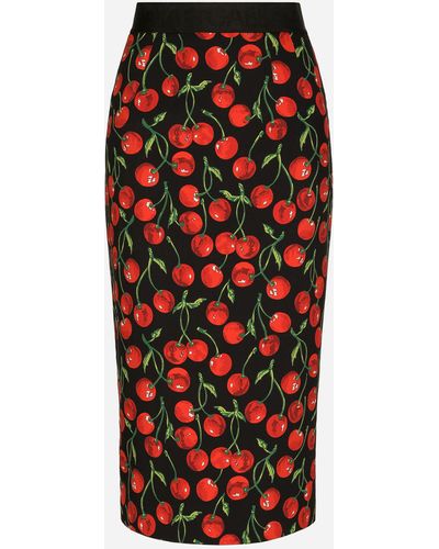 Dolce & Gabbana Falda longuette de talle alto en charmeuse con estampado de cerezas - Rojo