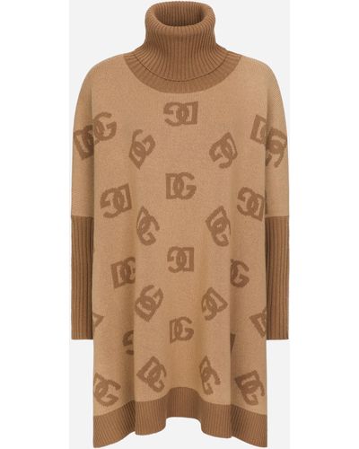 Dolce & Gabbana Kurzer Poncho mit hohem Kragen aus Wolle mit DG-Intarsienmotiv - Braun