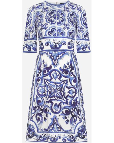 Dolce & Gabbana Vestido midi de charmeuse con estampado de mayólica - Azul